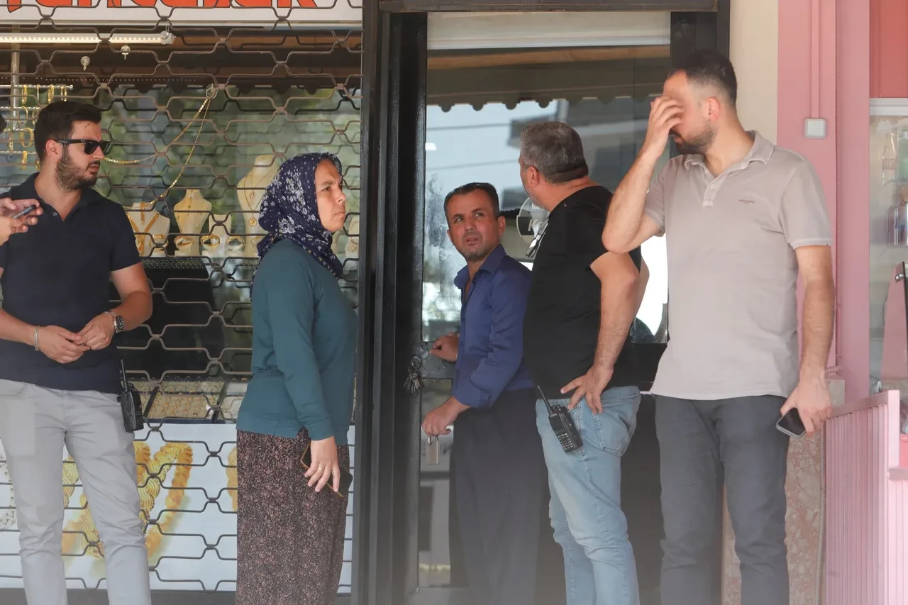 Antalya'da akılalmaz soygun! Kuyumcudan 750 bin liralık altın çaldı