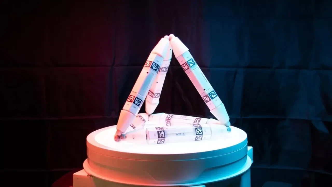 Arkadaşlarını "yiyerek" güçlenen akıllı robot geliştirildi: İşte ürküten anlar