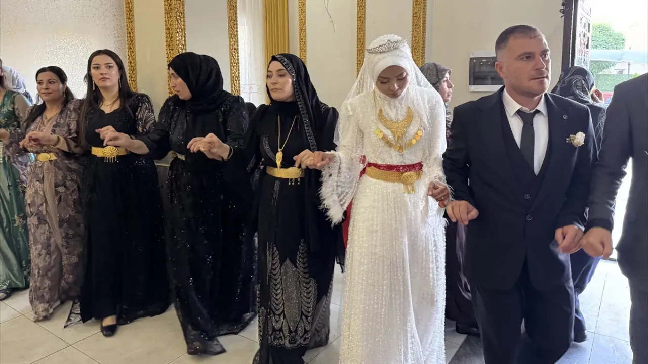Aşk engel tanımıyor! Endonezya'dan tatile geldi, Hakkari'ye gelin gitti 