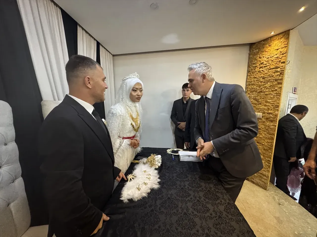 Aşk engel tanımıyor! Endonezya'dan tatile geldi, Hakkari'ye gelin gitti