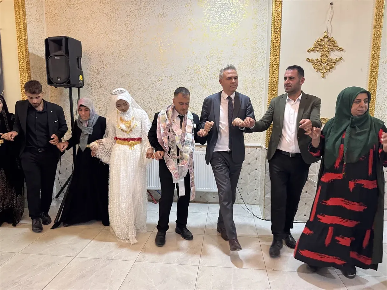 Aşk engel tanımıyor! Endonezya'dan tatile geldi, Hakkari'ye gelin gitti