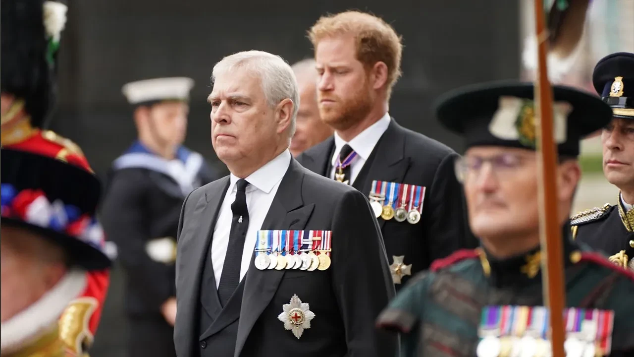 Buckhingham Sarayı'nda skandal! 'Prens Harry ile Prens Andrew yumruklaştı' iddiası
