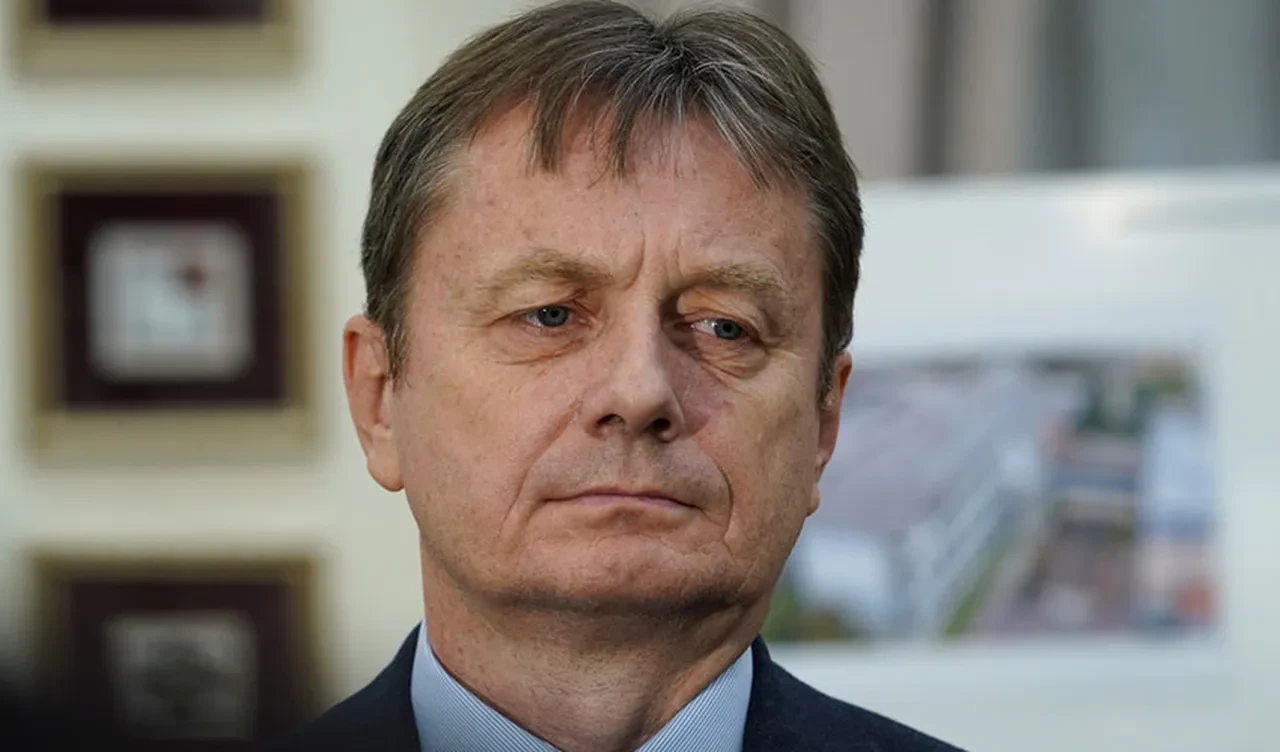 Sırp bakan canlı yayında beyin kanaması geçirdi! 'Durumu oldukça ciddi'