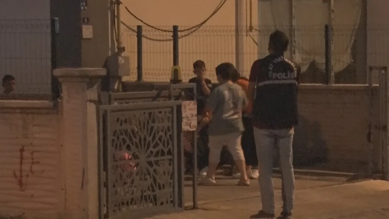 Dolaptaki eşyalarının yerinin değişimine kızan abla, kardeşini bıçakladı
