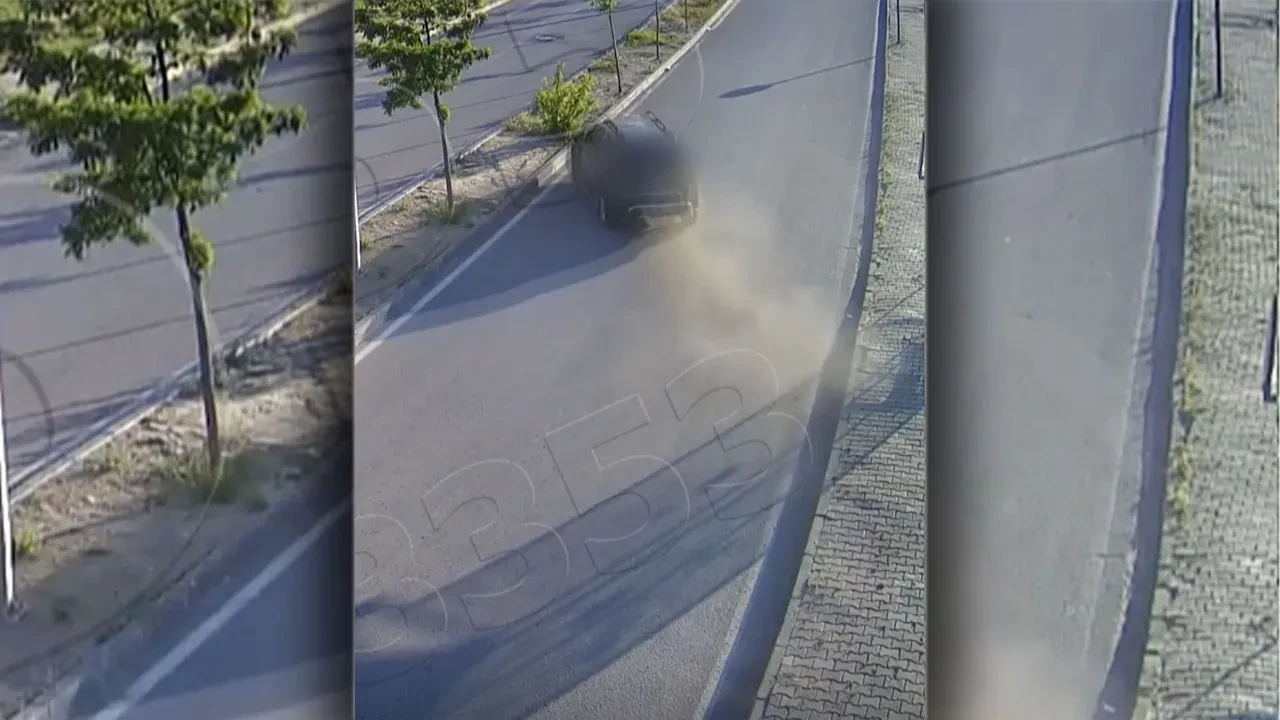 Elazığ’da otomobil refüje böyle çarptı! O anlar kamerada