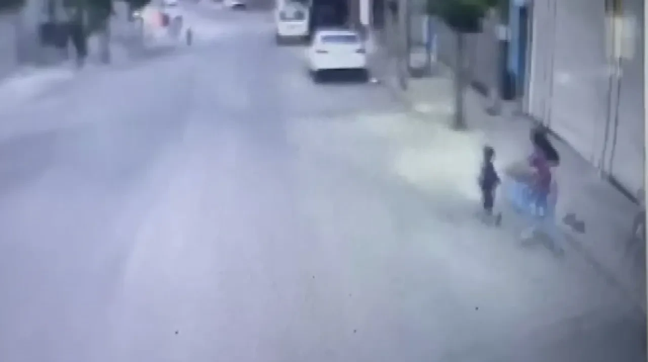 Gaziantep'te acı olay! 3 yaşındaki çocuk otobüsün altında kaldı