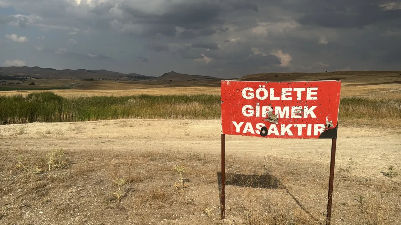 Gölette facia! Bataklığa saplanan 2 çocuk boğularak can verdi