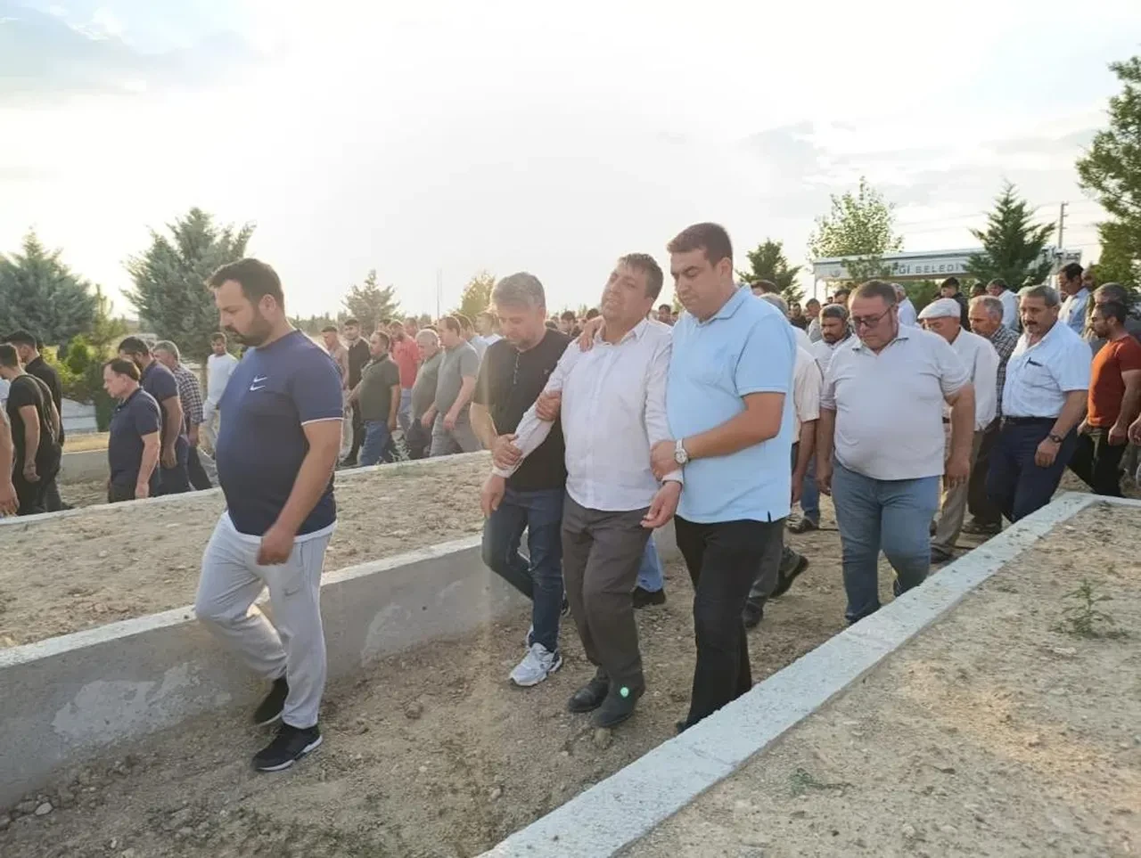 Gölette facia! Bataklığa saplanan 2 çocuk boğularak can verdi