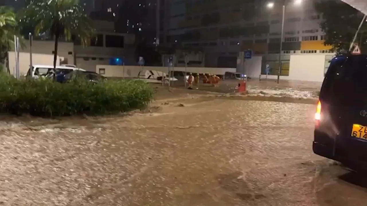Hong Kong'da 'siyah alarm', eğitime ara verildi, uyarılar peş peşe geldi