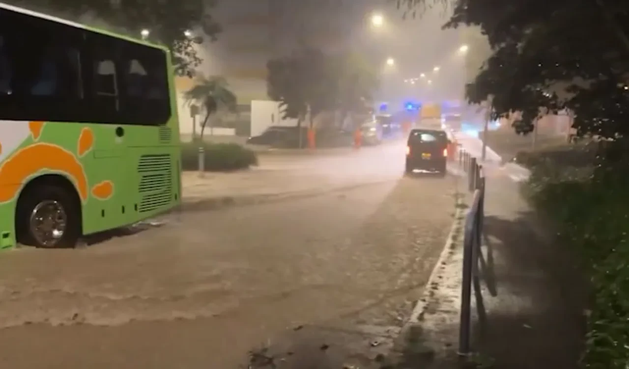 Hong Kong'da 'siyah alarm', eğitime ara verildi, uyarılar peş peşe geldi