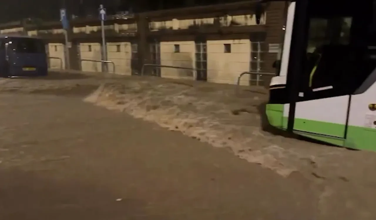 Hong Kong'da 'siyah alarm', eğitime ara verildi, uyarılar peş peşe geldi