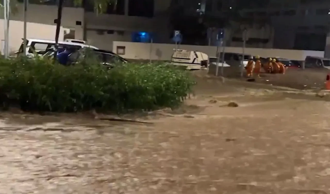 Hong Kong'da 'siyah alarm', eğitime ara verildi, uyarılar peş peşe geldi