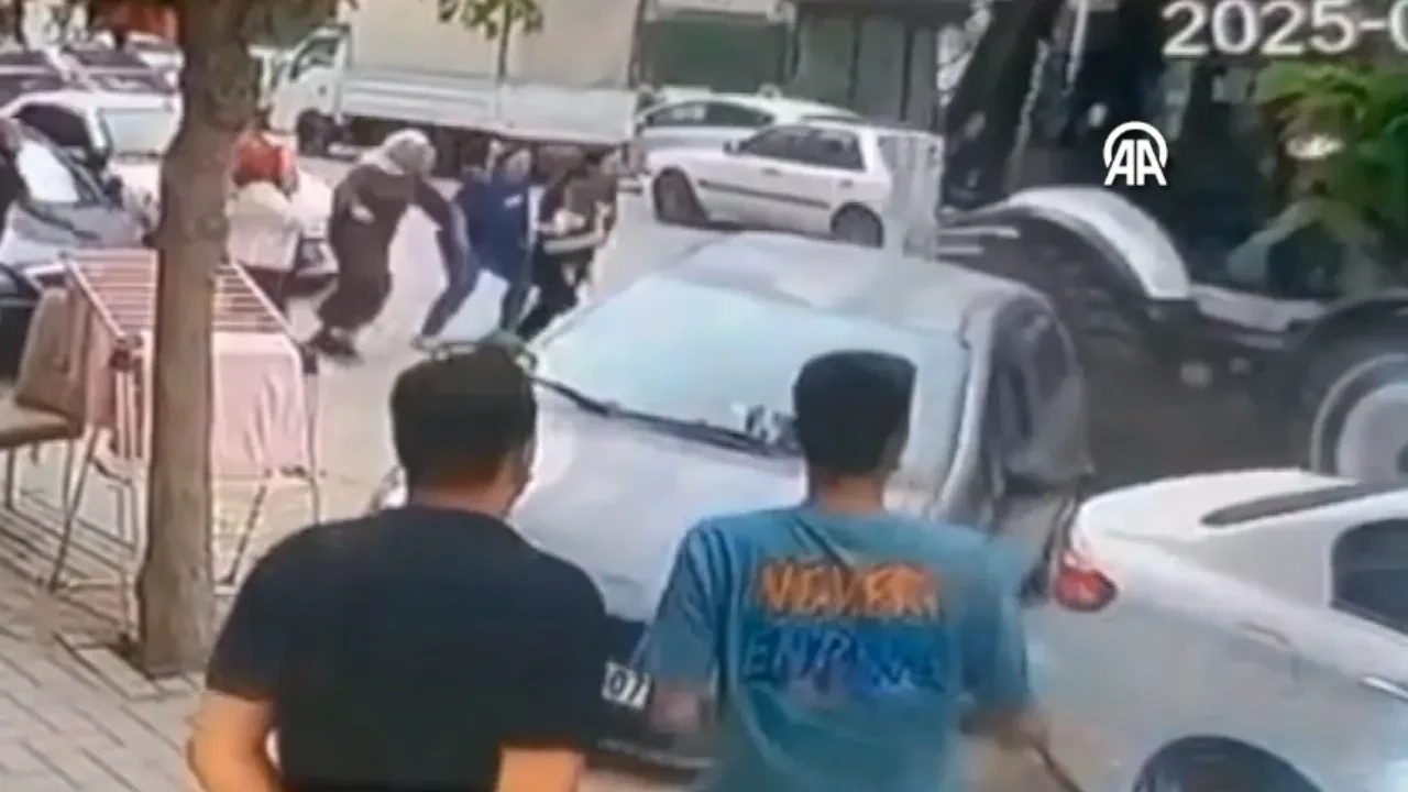 İş makinesi dehşet saçtı! 5 araç ve 2 yayaya çarptı