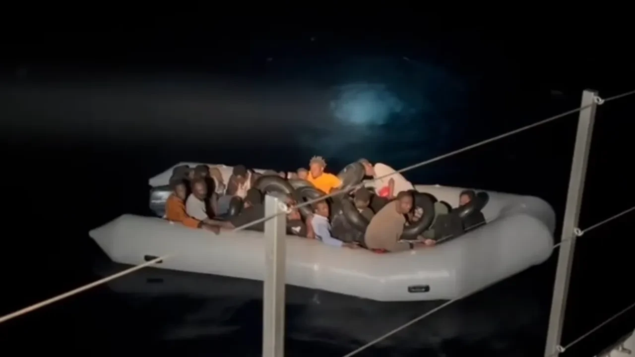 İzmir açıklarında İHA'larla operasyon! Onlarca düzensiz göçmen yakalandı
