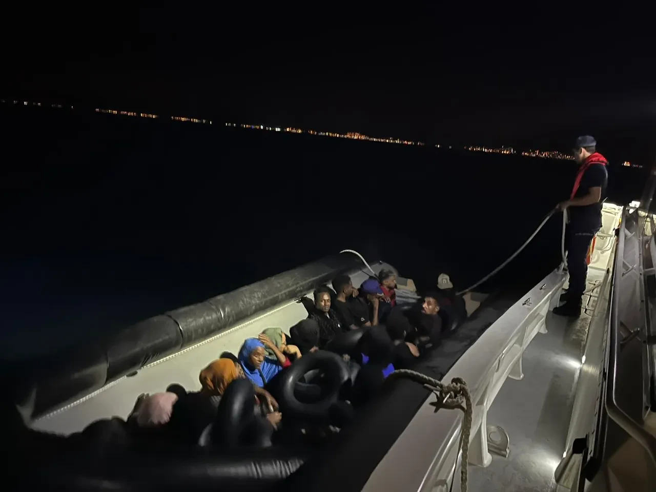 İzmir'de İHA destekli düzensiz göçmen operasyonu! Onlarca kişi yakalandı