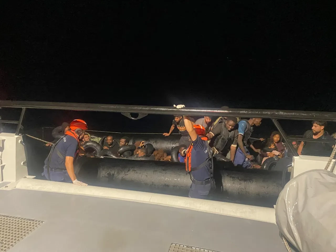 İzmir'de İHA destekli düzensiz göçmen operasyonu! Onlarca kişi yakalandı