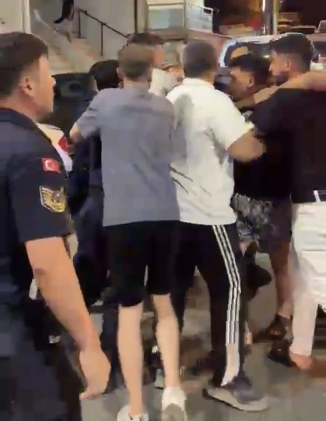 İzmir'de jandarma ekiplerine saldırdılar: 'Seni sivilken öldürürüm'