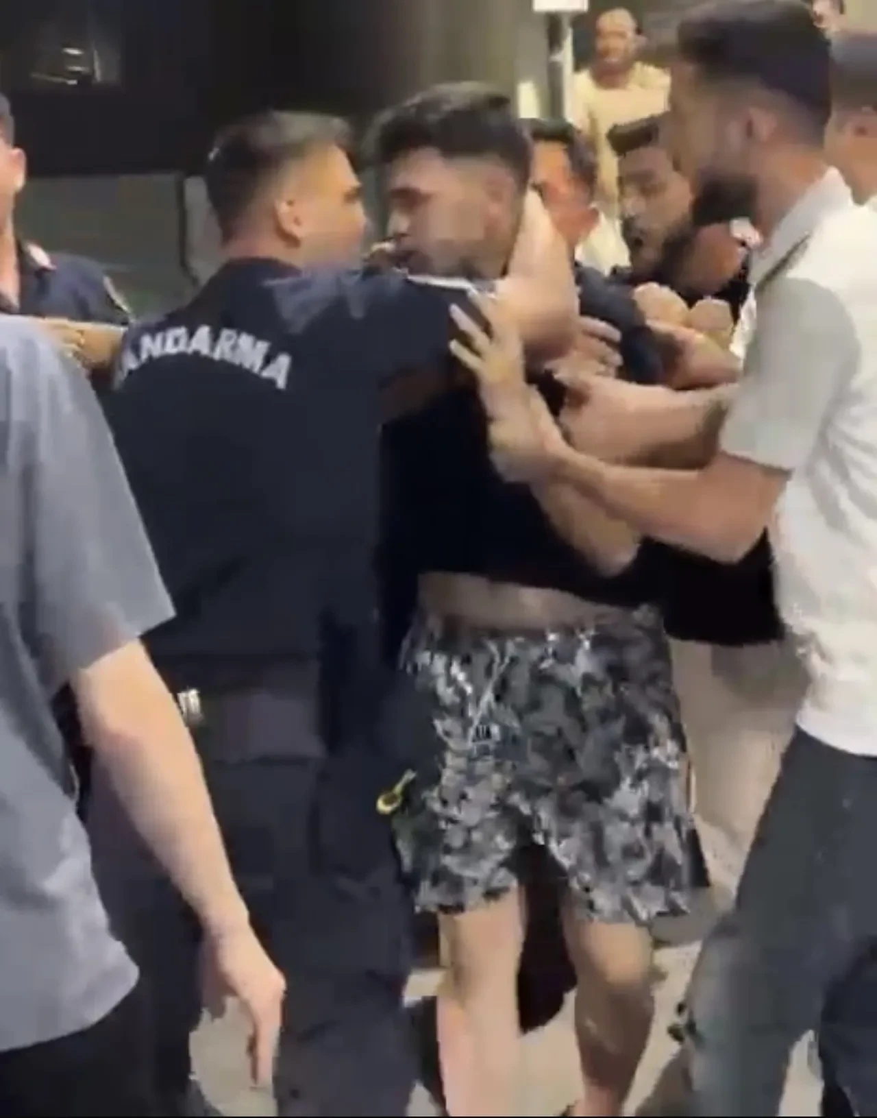 İzmir'de jandarma ekiplerine saldırdılar: 'Seni sivilken öldürürüm'