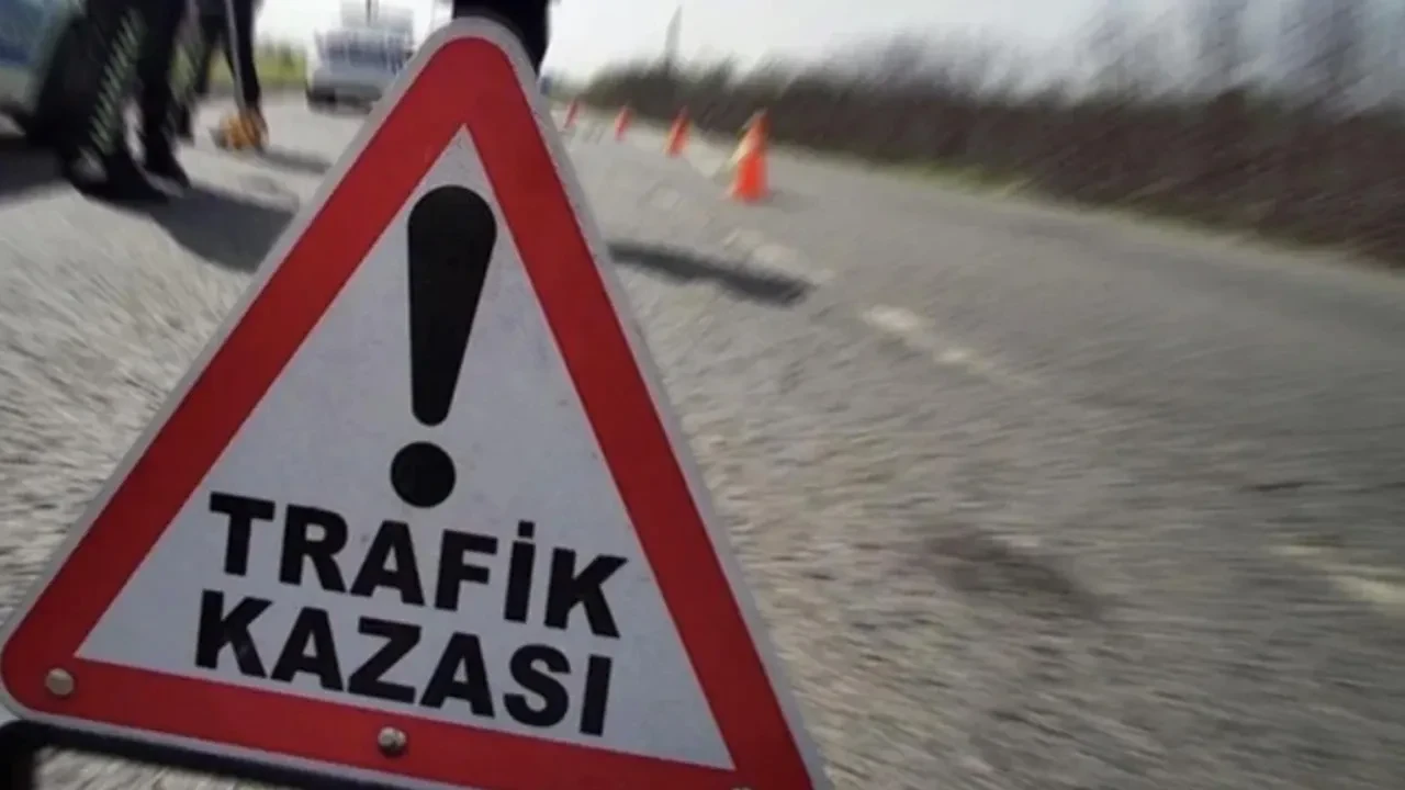 Kamyonetin sıkıştırdığı otomobil tarlaya uçtu! Çok sayıda yaralı var