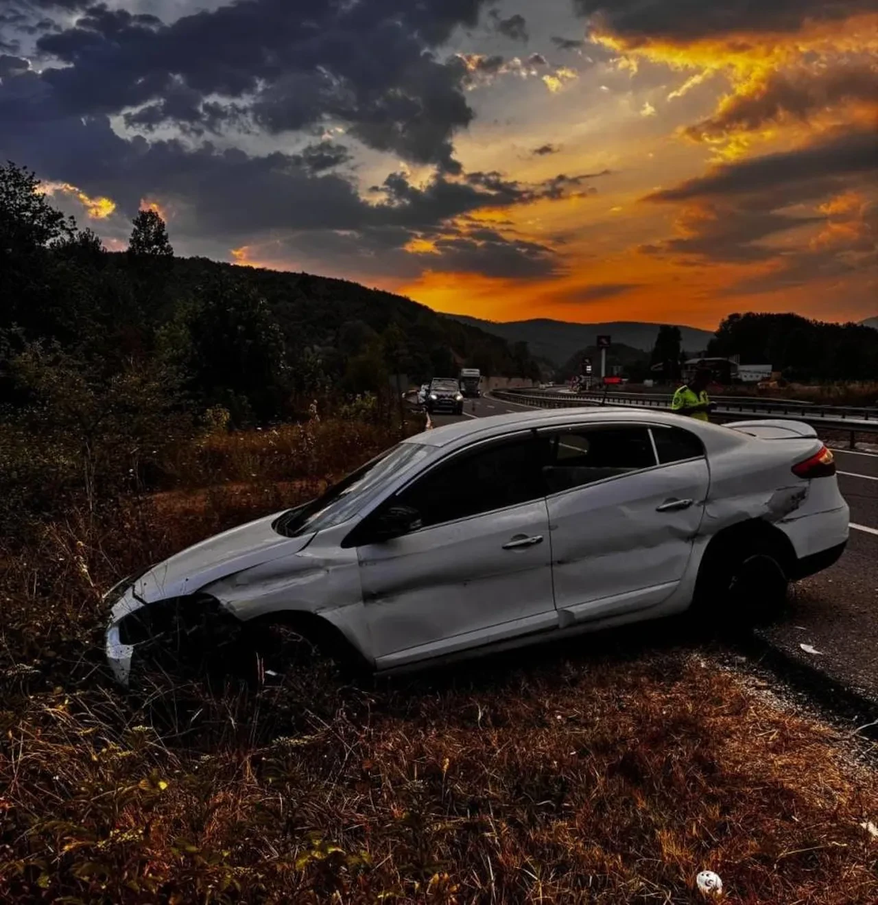 Kamyonetin sıkıştırdığı otomobil tarlaya uçtu! Çok sayıda yaralı var