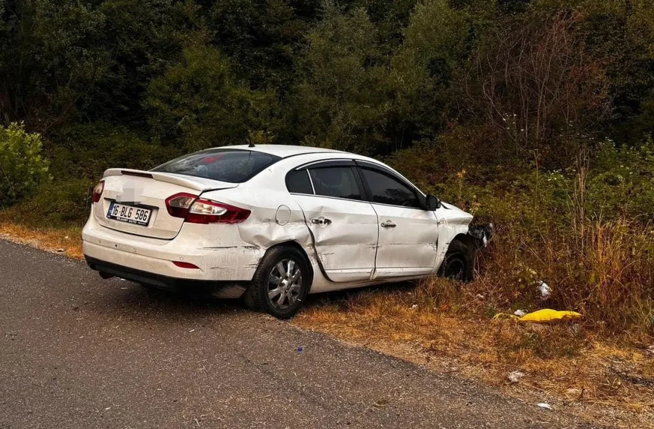 Kamyonetin sıkıştırdığı otomobil tarlaya uçtu! Çok sayıda yaralı var