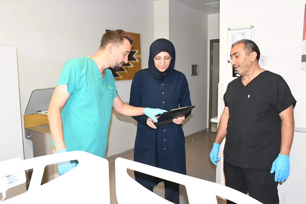 Karın ağrısı şikayetiyle hastaneye gitti! Karpuz büyüklüğündeki kitle şaşkına çevirdi