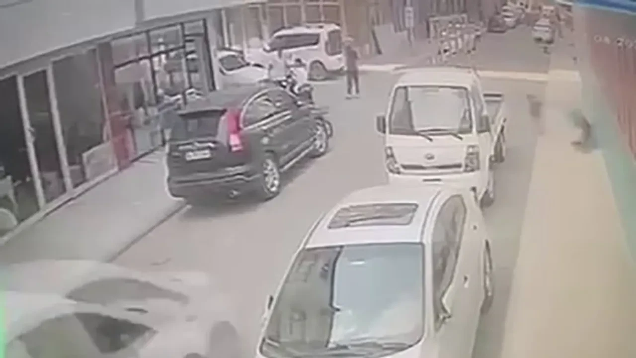 Korkunç anlar! 5 yaşındaki çocuk aracın altında kaldı: Metrelerce sürüklendi