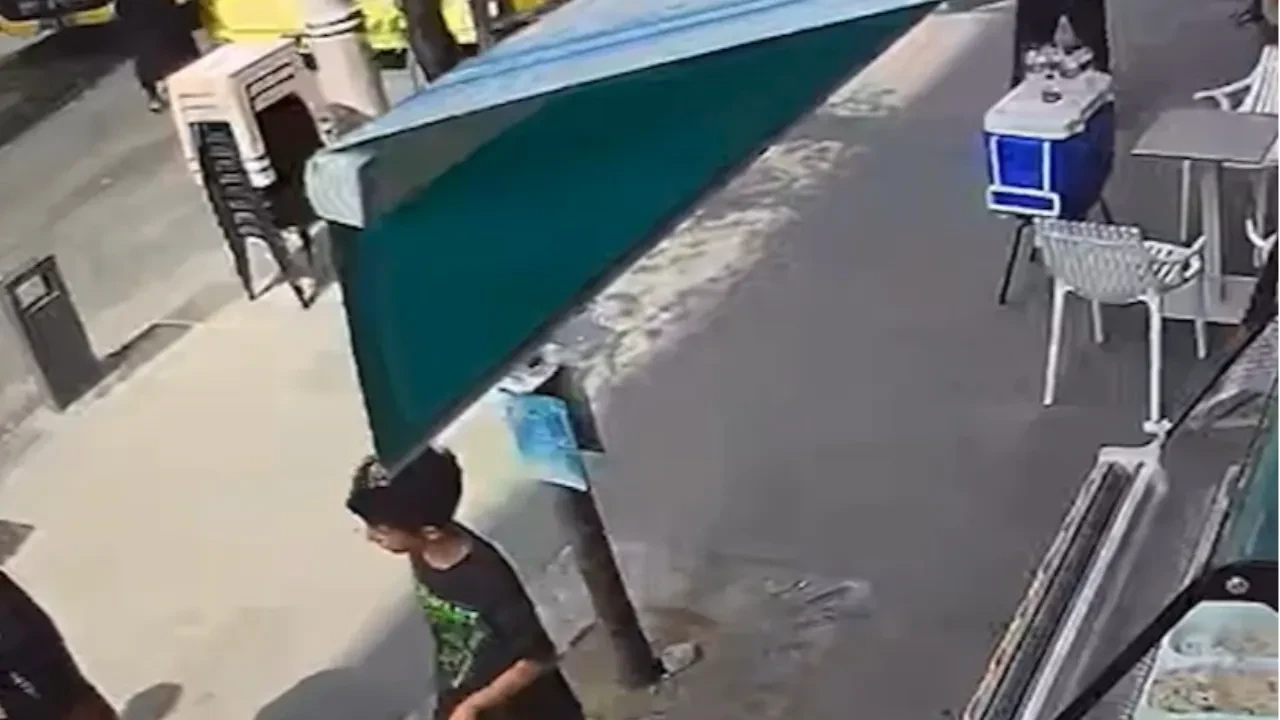 Kucağında torunuyla iki İETT otobüsünün arasında kaldı