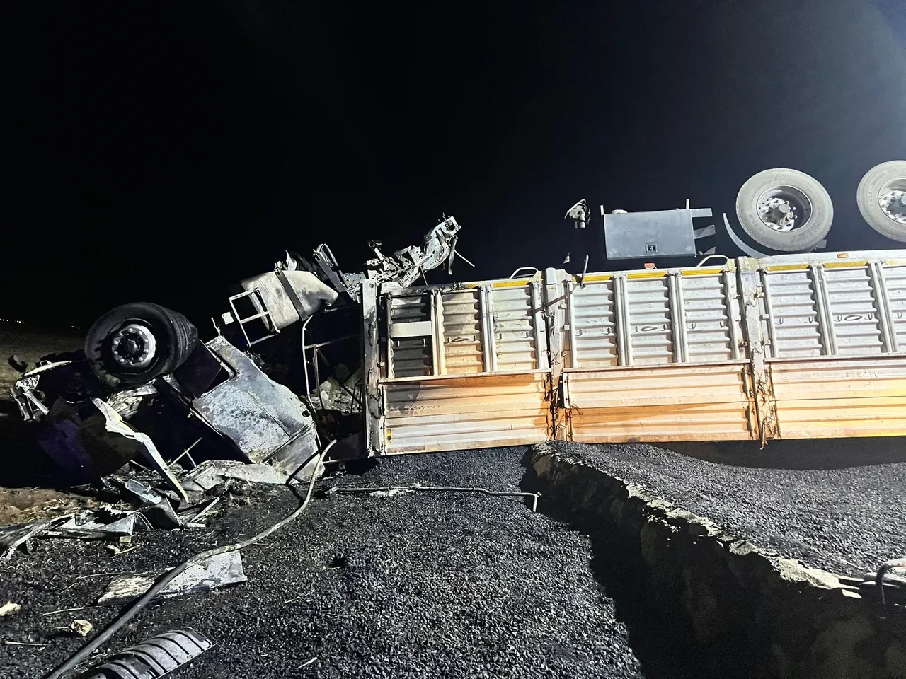 Mardin'de devrilen tırın sürücüsü yanarak öldü