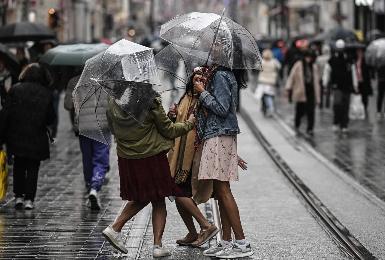 Meteoroloji tarih verdi: İstanbul'a sağanak geliyor! Şemsiyeleri hazırlayın