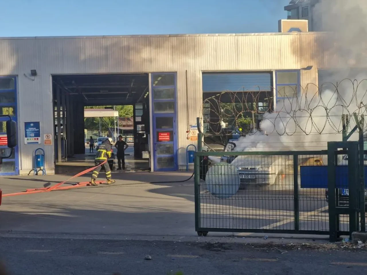 Otomobilini ateşe verip yaktı! Yangın yerini duyan nedenini anlıyor
