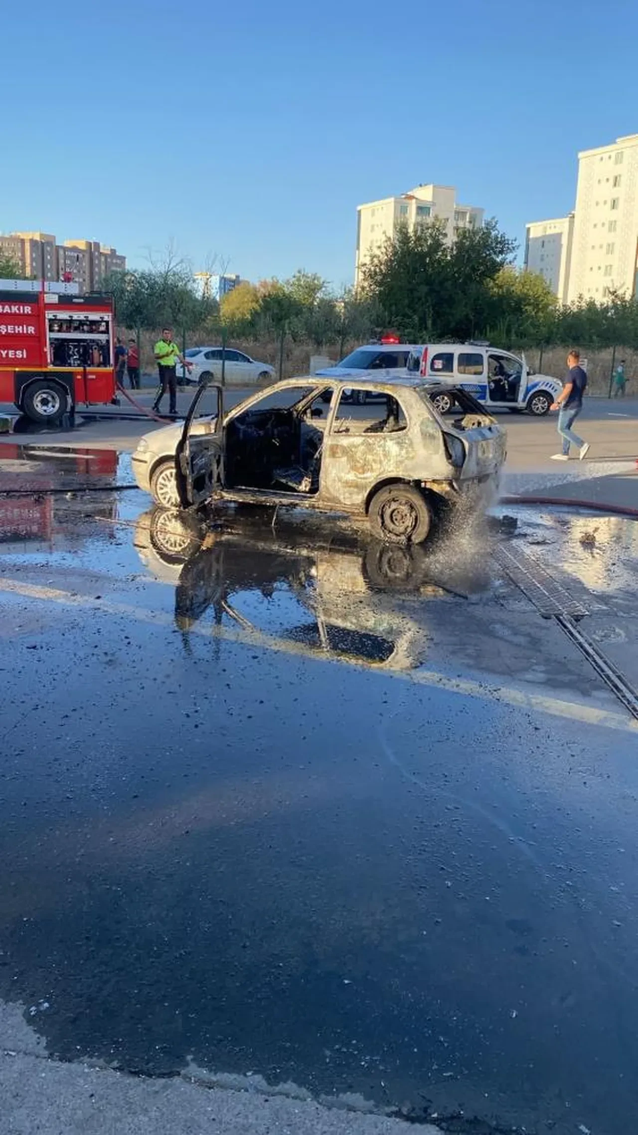Otomobilini ateşe verip yaktı! Yangın yerini duyan nedenini anlıyor
