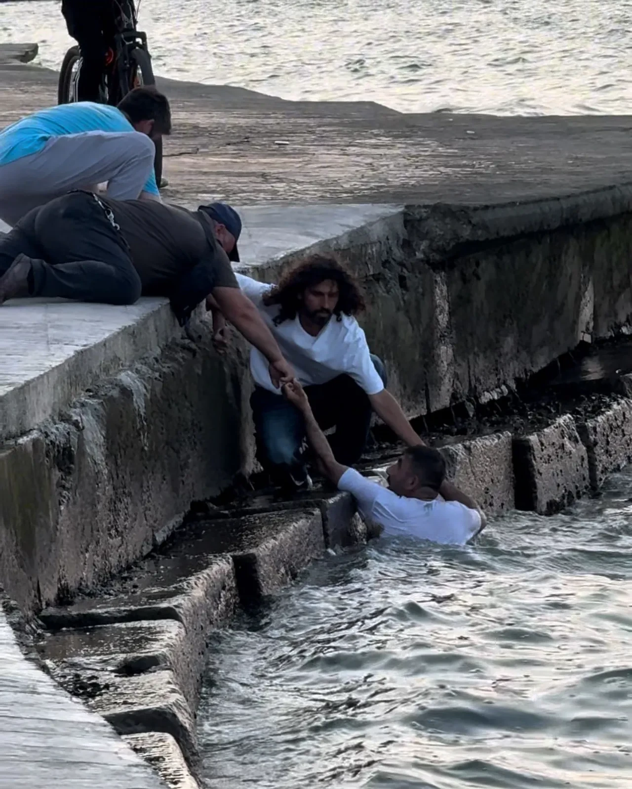 Polisten kaçıp denize atladı! Polis kılını bile kıpırdatmadan böyle yakaladı