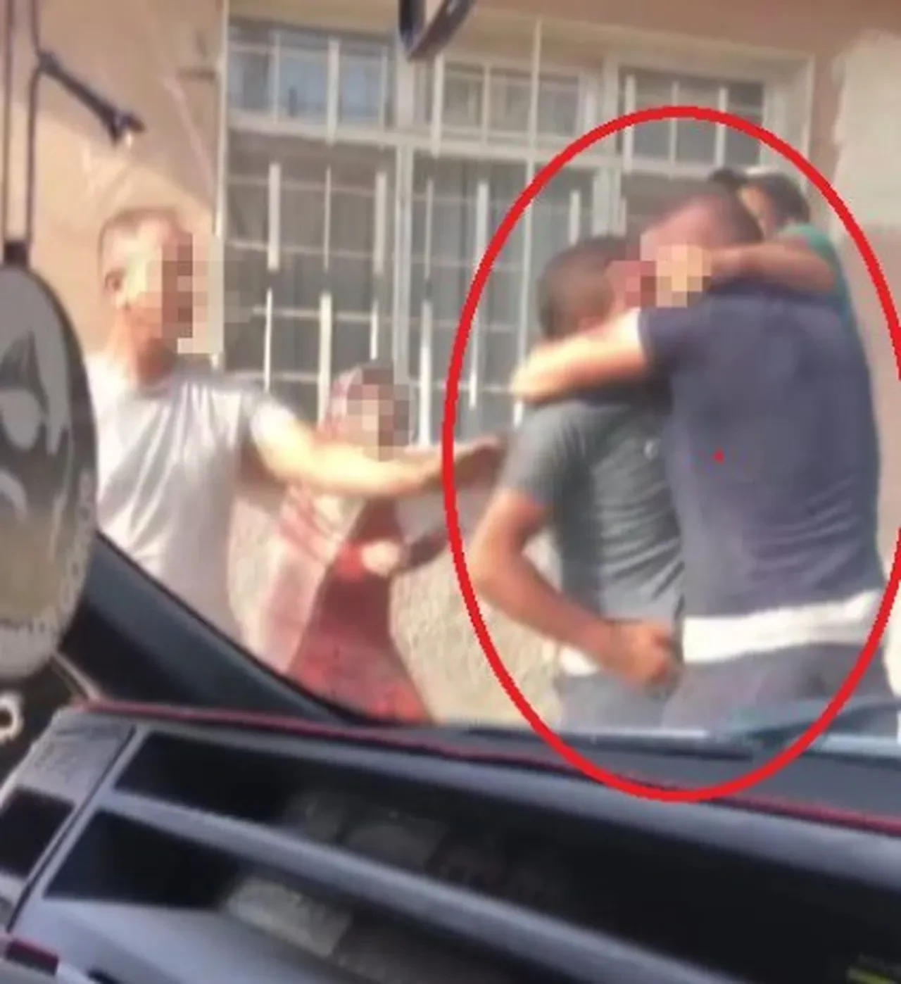 Sokağı boks ringine çevirdiler! O anlar kamerada