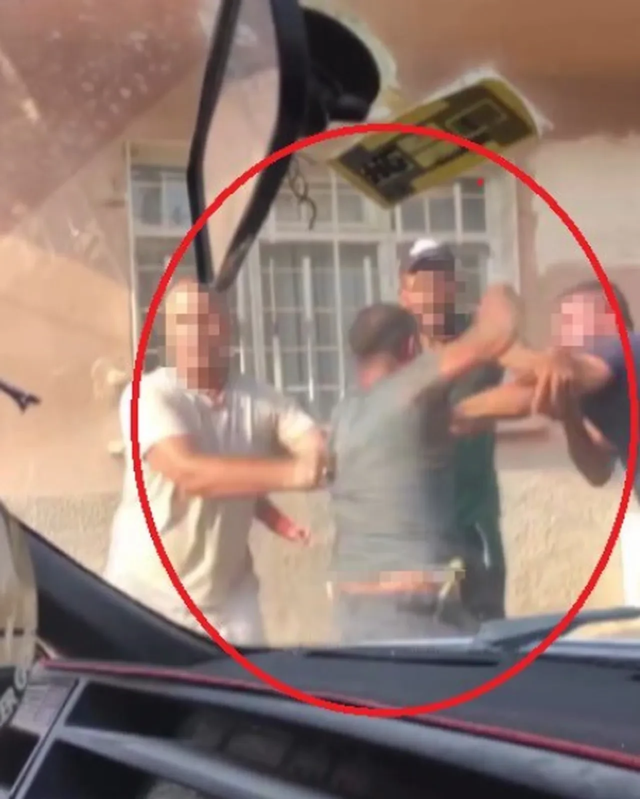 Sokağı boks ringine çevirdiler! O anlar kamerada