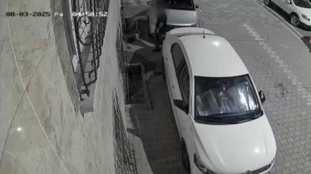 Sokak ortasında taciz anı kamerada! Mahalleli önce darp etti, daha sonra polise teslim etti