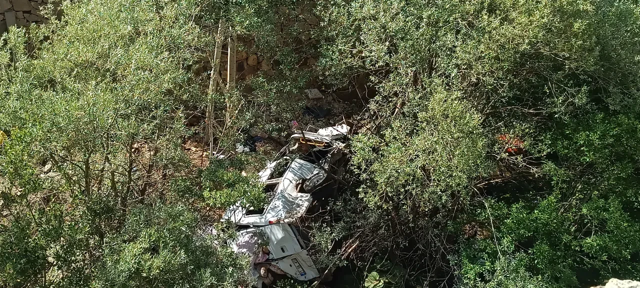 Tarım işçilerini taşıyan minibüs uçuruma yuvarlandı! Ölü ve yaralılar var