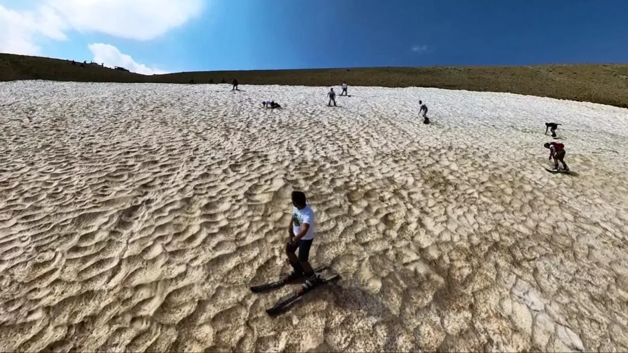 Yazın ortasında kayak keyfi! Şaşkına çeviren manzara 