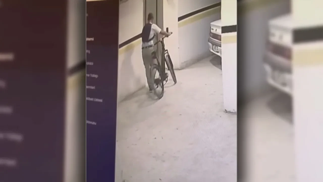Ellerini kollarını sallayarak bisikleti çalıp kaçtılar! O anlar kamerada