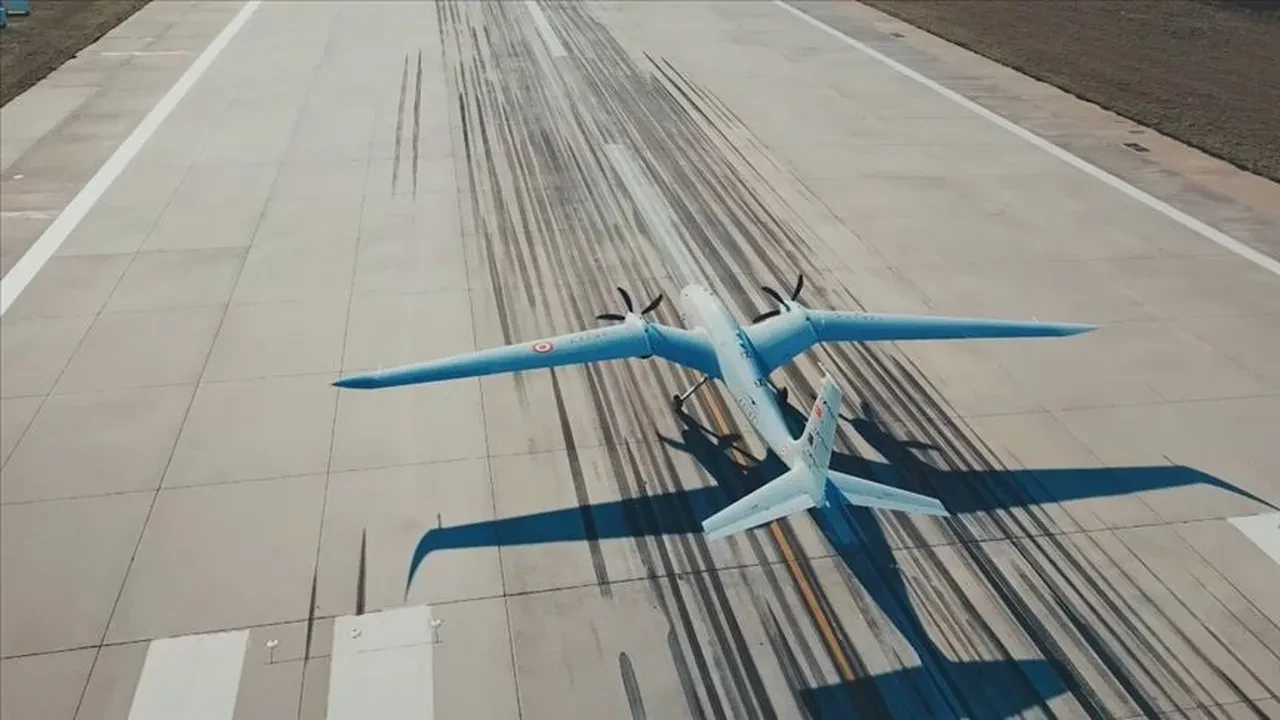 Bayraktar AKINCI, ASELSAN'ın LGK-82 mühimmatı ile hedefini tam isabetle vurdu