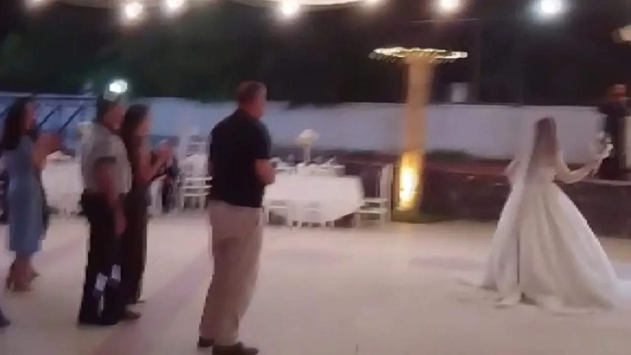 Bu kez gelin çiçeği için kızlar değil, erkekler yarıştı