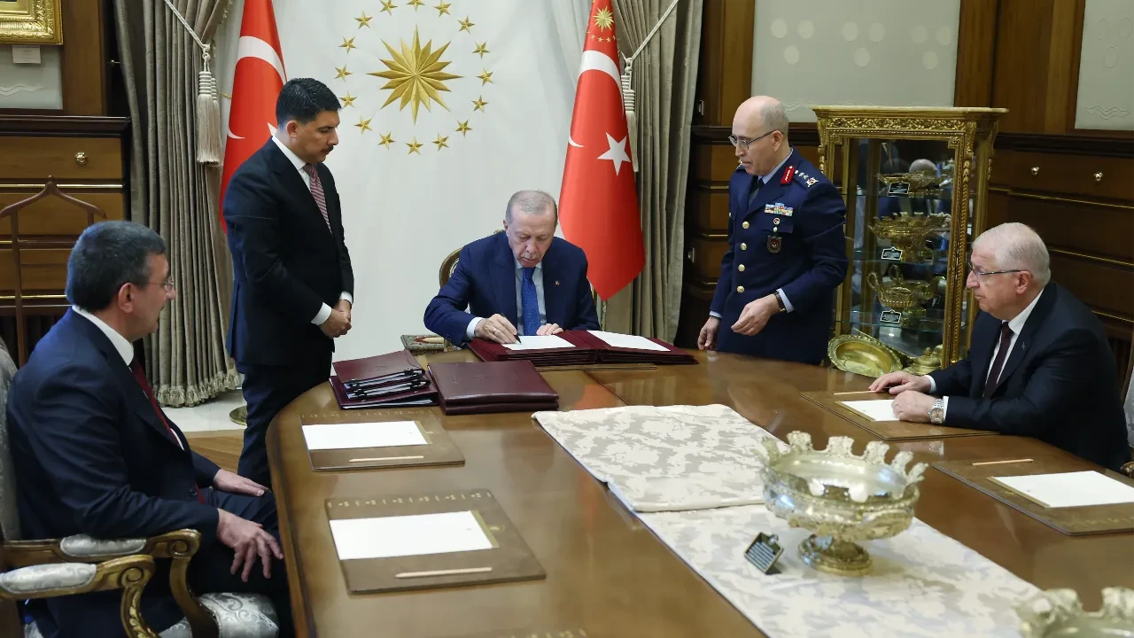 Cumhurbaşkanı imzaladı: YAŞ kararları Resmi Gazete'de
