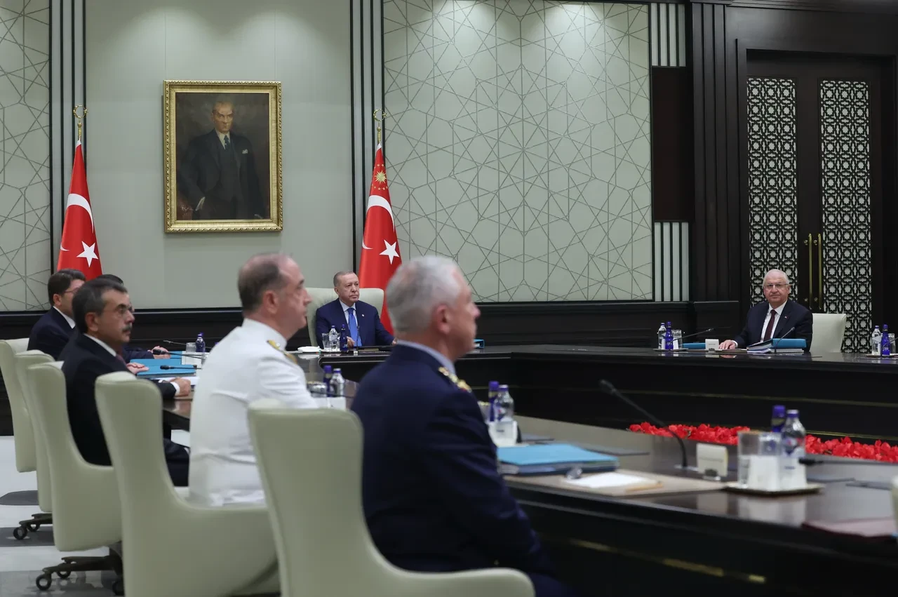 Cumhurbaşkanı imzaladı: YAŞ kararları Resmi Gazete'de