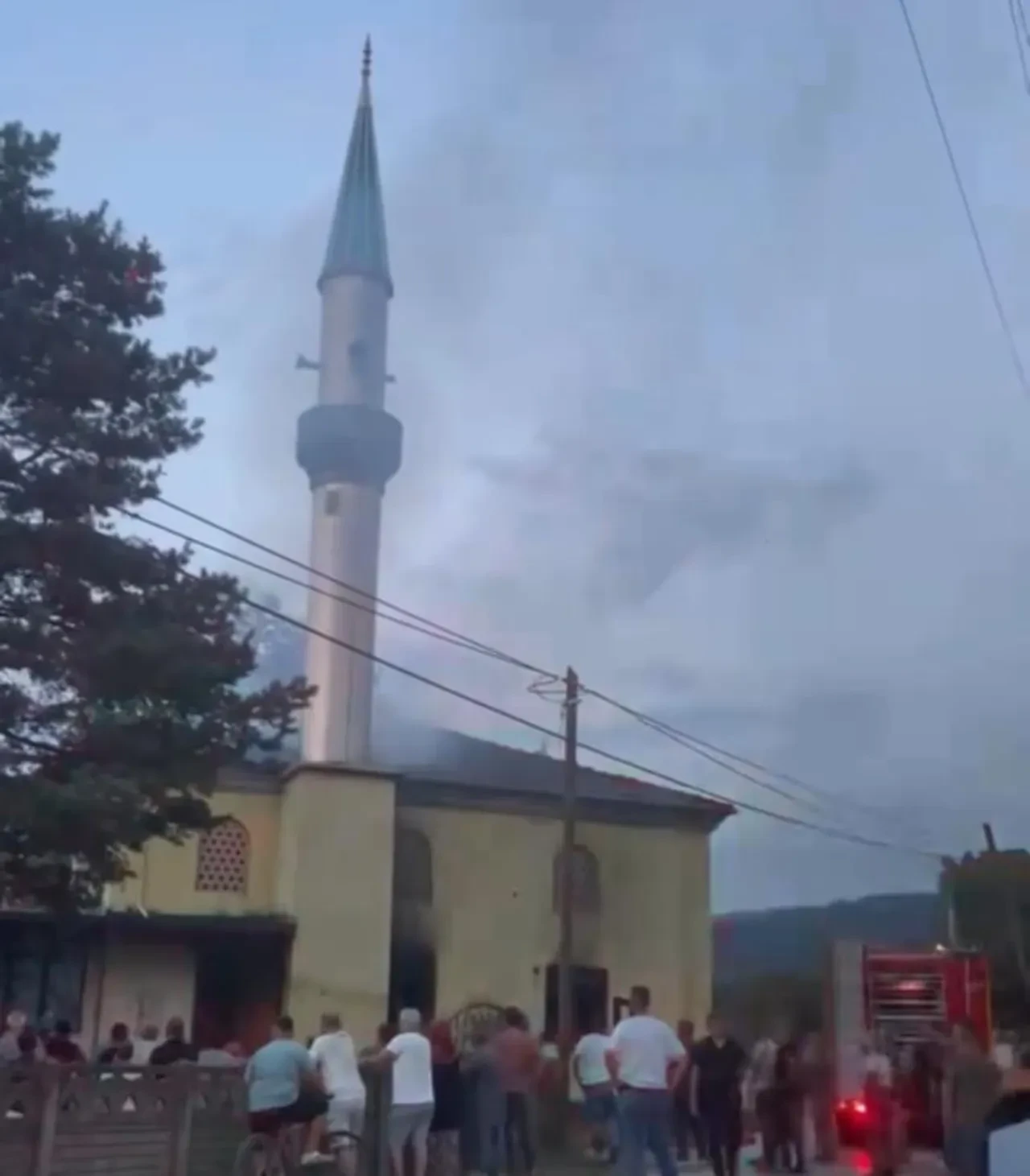 Düzce'de cami alev alev yandı! Namaza gelen cemaat şoku yaşadı