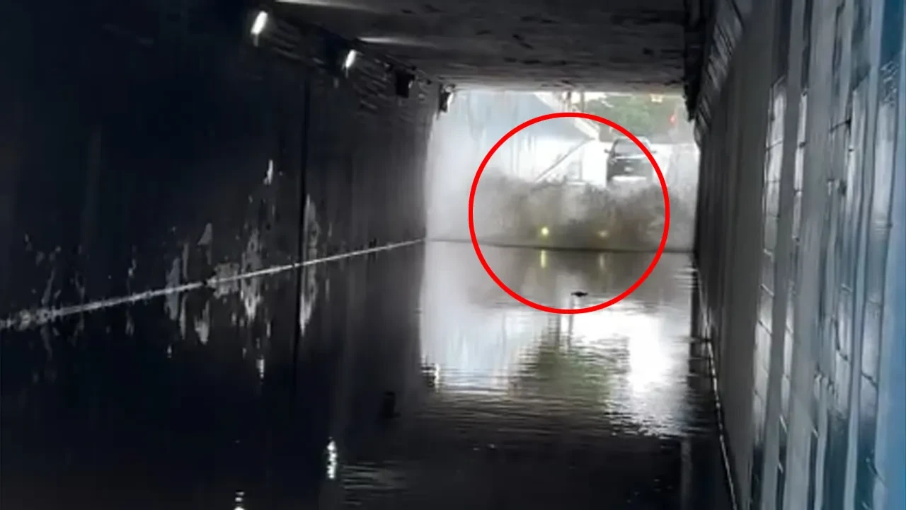 Elektrikli araçlar sel sularına kapılırsa pert olur mu? Alt geçitte hayret verici görüntü