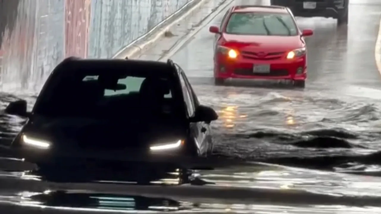 Elektrikli araçlar sel sularına kapılırsa pert olur mu? Alt geçitte hayret verici görüntü