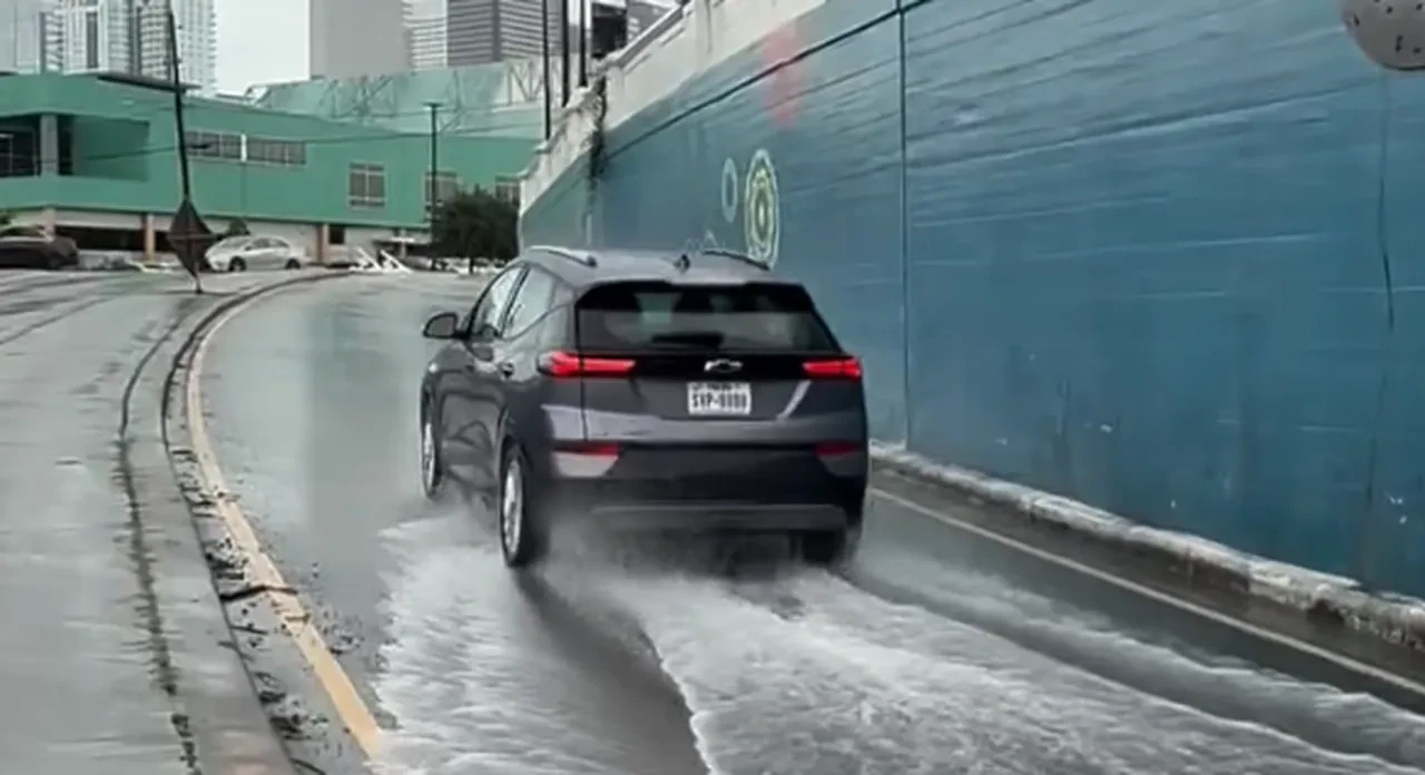 Elektrikli araçlar sel sularına kapılırsa pert olur mu? Alt geçitte hayret verici görüntü