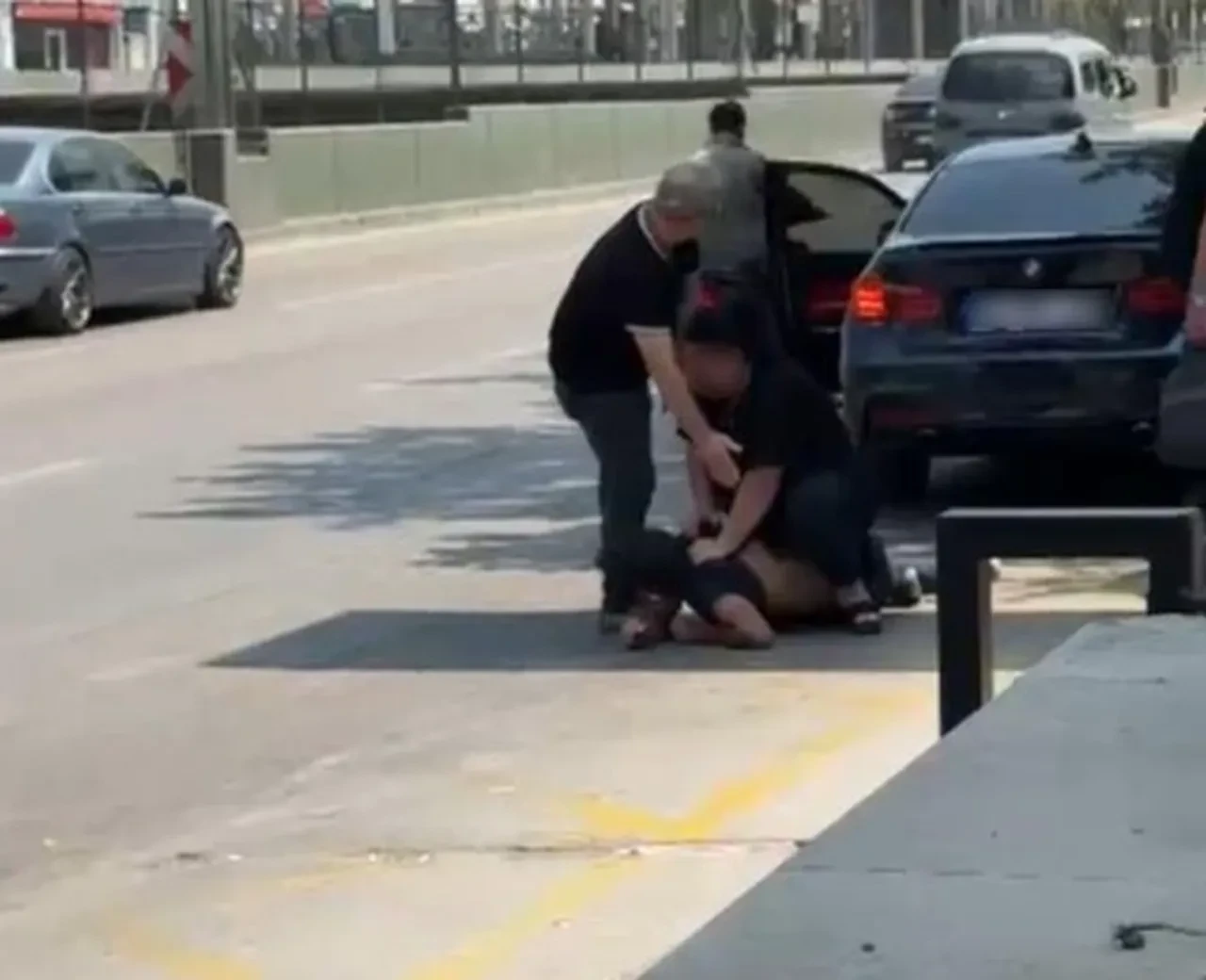 Eski kocasını yere yatırıp tekme tokat dövdü! Polis, öfkeli kadını zor sakinleştirdi