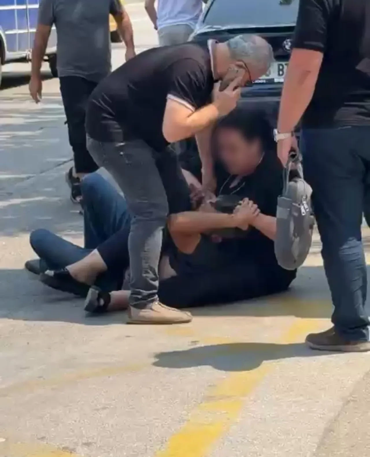 Eski kocasını yere yatırıp tekme tokat dövdü! Polis, öfkeli kadını zor sakinleştirdi