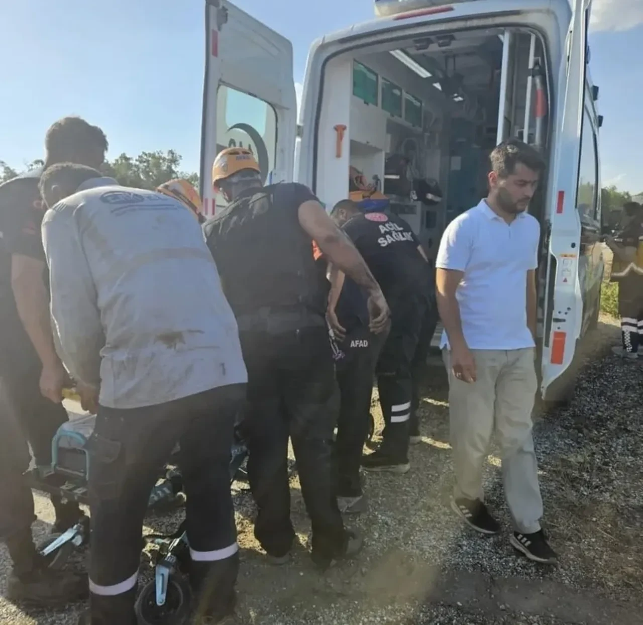 Eskişehir'de beton mikseri şarampole uçtu: AFAD ekipleri seferber olarak sürücüyü böyle çıkarttı!